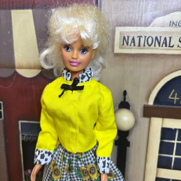 Vintage 1998 Barbie Doll - Picture 4 of 13